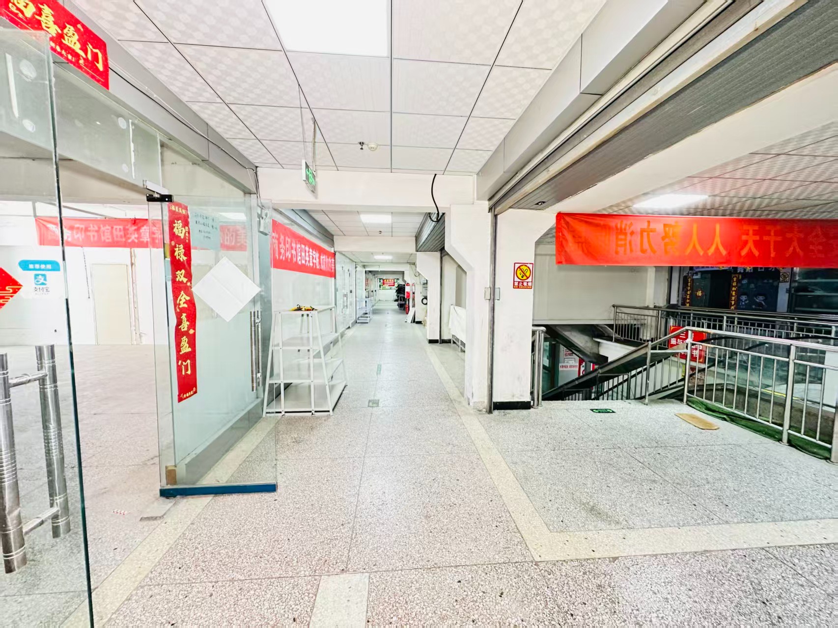 涧滨西路引入人工智能技术应用场景，推动AI与商业、零售、电商、企业服务等领域融合发展。