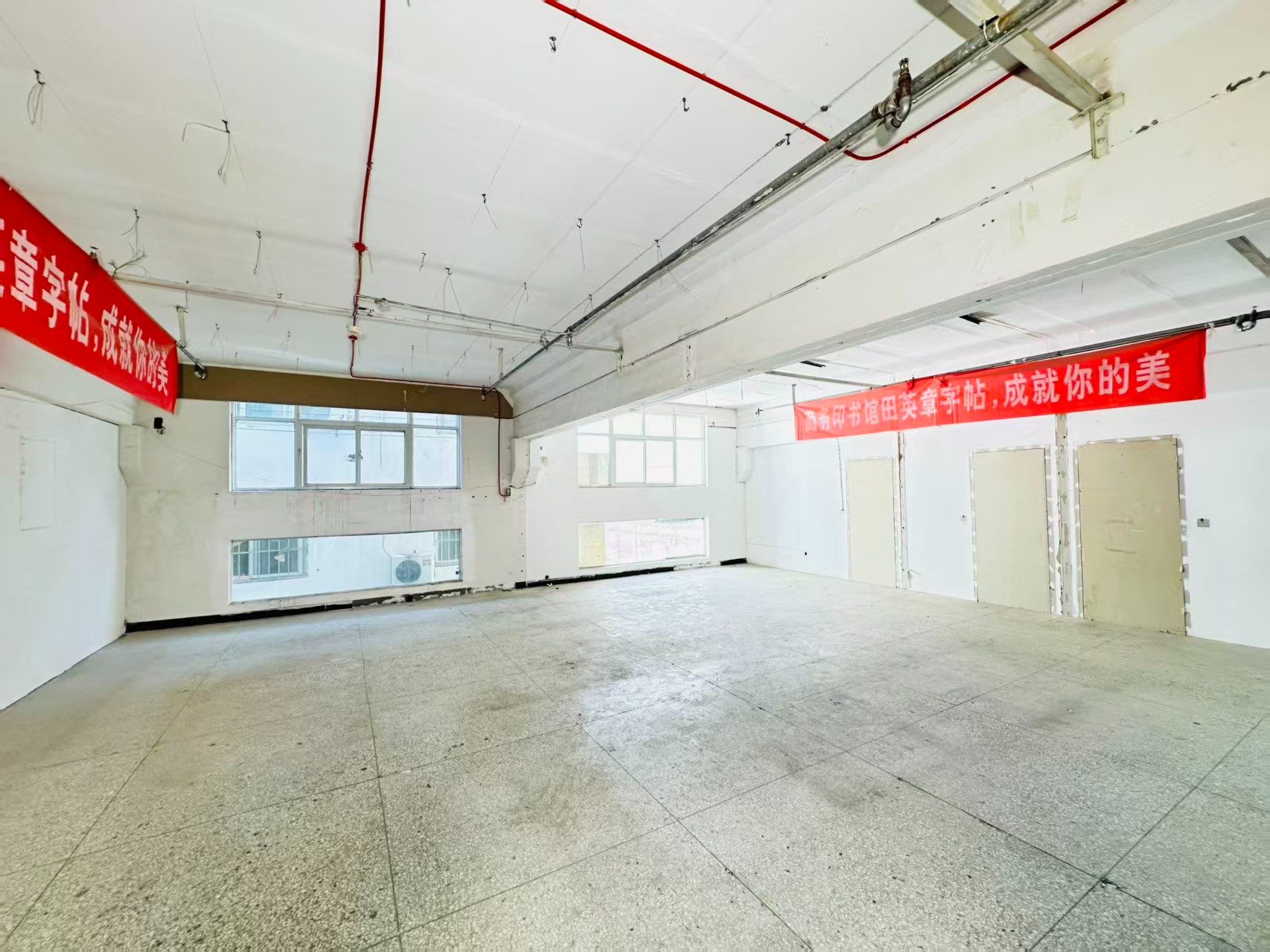 涧滨西路重点吸引人工智能应用、数字经济、电商直播、智能制造服务、软件开发、科技创新企业及创业团队入驻